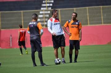 Vagner Mancini (de branco) prepara o Vitória para as semifinais (Foto: Francisco Galvão/ECV)