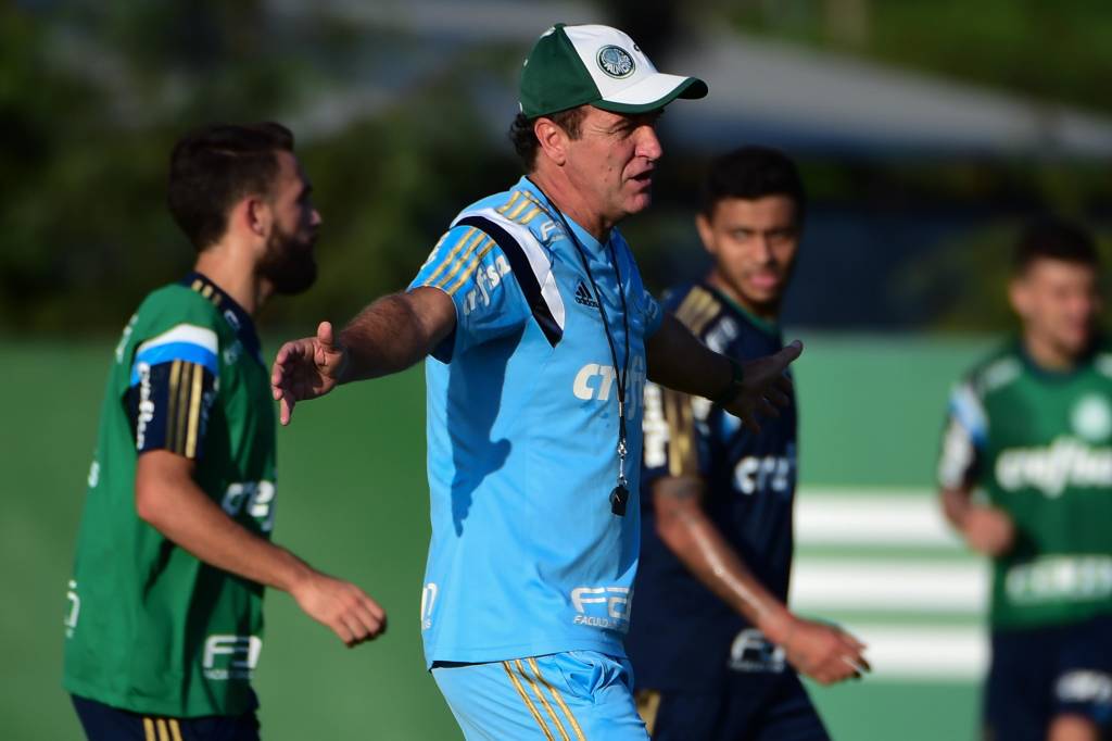 Técnico Cuca orienta atletas durante treinamento na Academia de Futebol (Foto: Djalma Vassão/Gazeta Press)