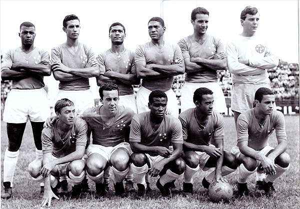 Em pé, Vavá é o quarto jogador da esquerda para a direita (Foto: Divulgação Cruzeiro)