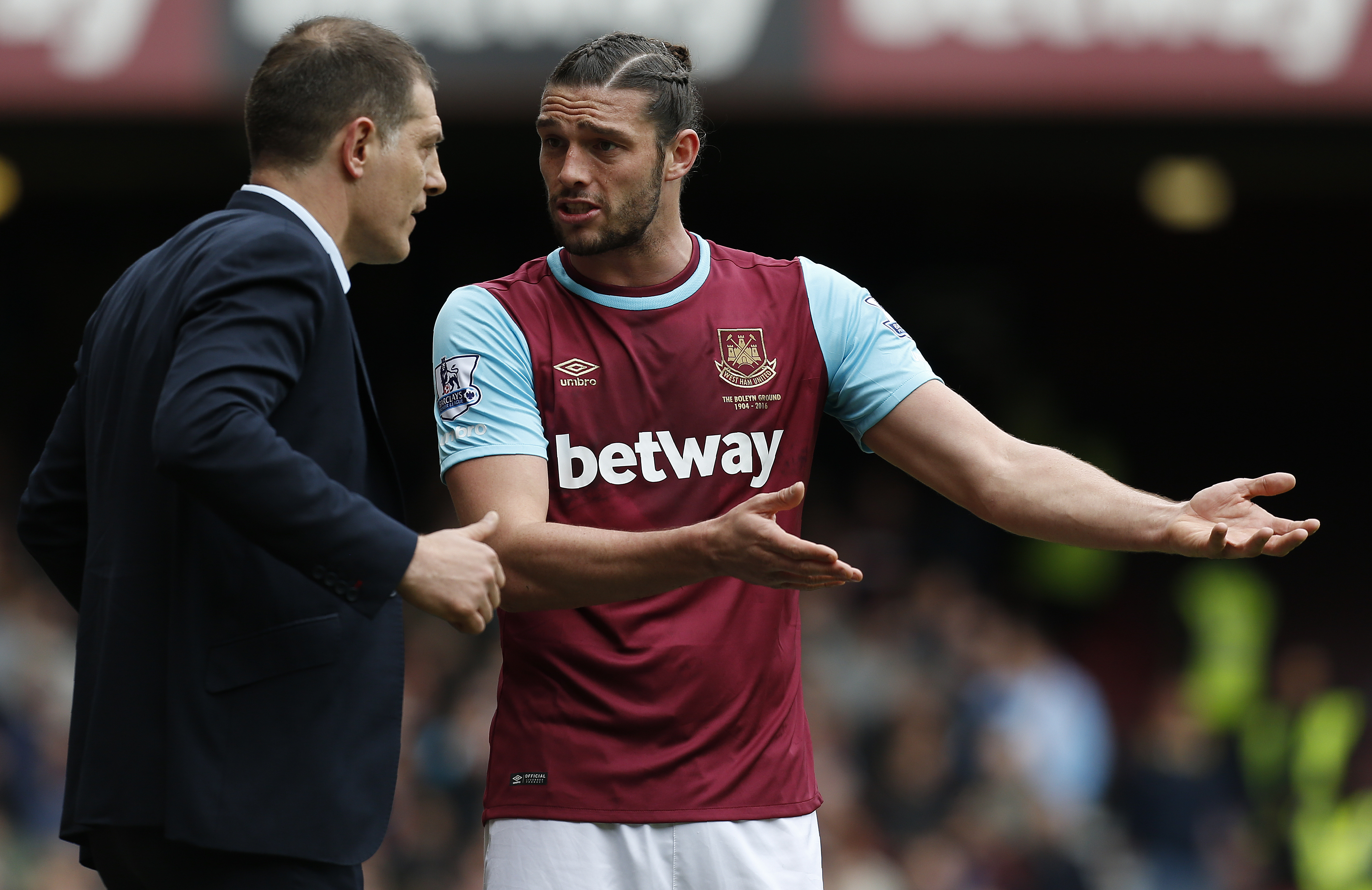 Carroll marcou três gols, mas não conseguiu dar a vitória ao West Ham (Foto:Ian Kington/AFP)