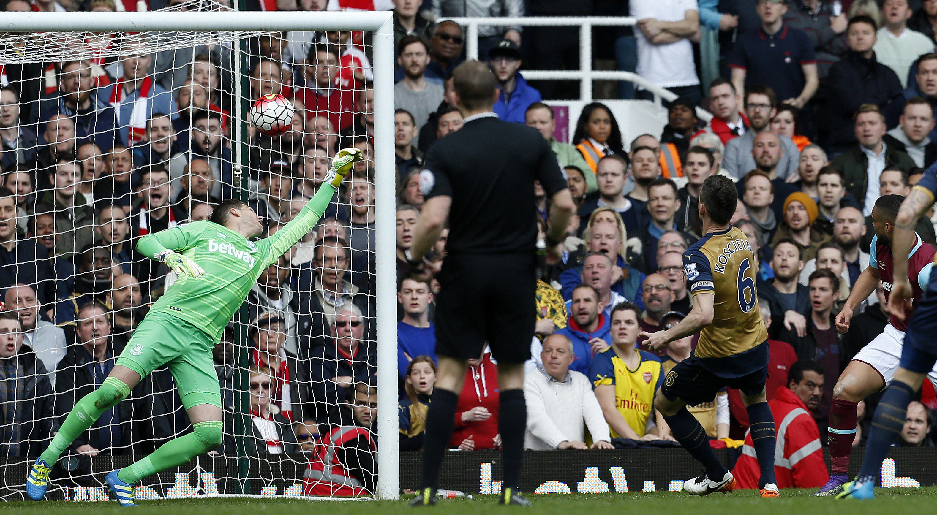 Koscielny garantiu empate ao Arsenal já na etapa final da partida (Foto:Ian Kington/AFP)