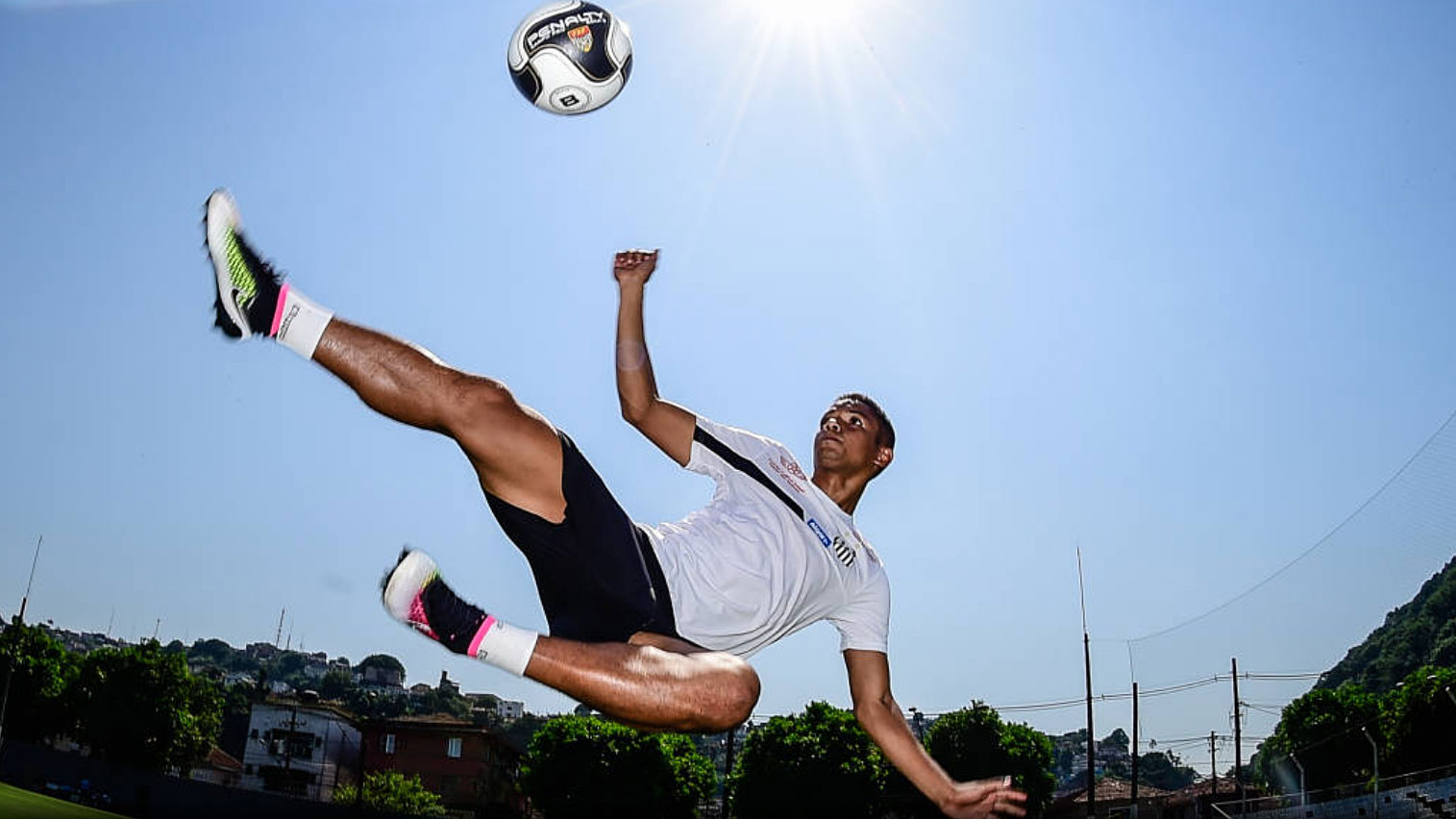 Recuperado, David Braz quer retomar posição na zaga para ajudar Peixe na reta final (Foto:Fernando Dantas/Gazeta Press)