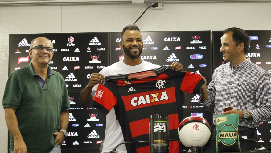 Fernandinho foi apresentado no CT do Flamengo nesta segunda-feira (Foto: Divulgação/Flamengo)