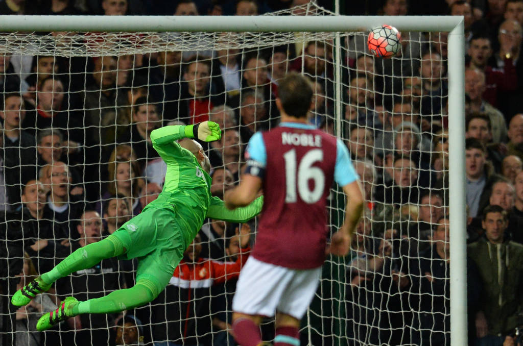 Um dos destaques da partid,a o goleiro do West Ham, Randolph, não conseguiu evitar o primeiro gol do Manchester United (Foto: GLYN KIRK/AFP)