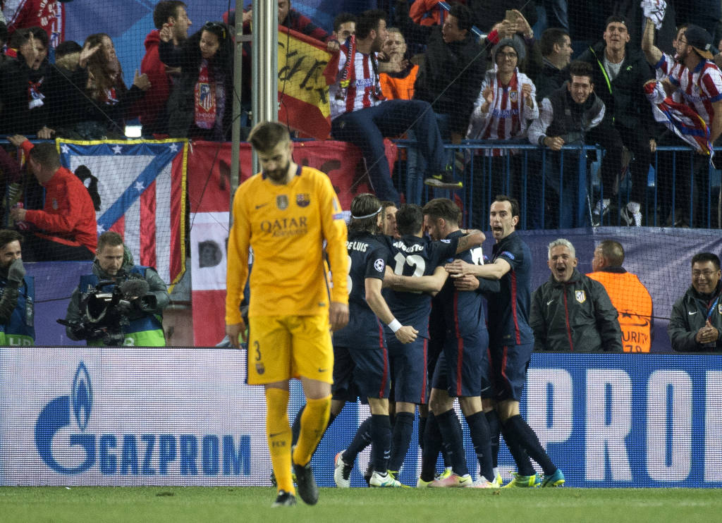 Atletico Madrid's French forward Antoine Griezmann celebretes after scoring with teammates during the Champions League quarter-final second leg football match Club Atletico de Madrid vs FC Barcelona at the Vicente Calderon stadium in Madrid on April 13, 2016. / AFP PHOTO / CURTO DE LA TORRE