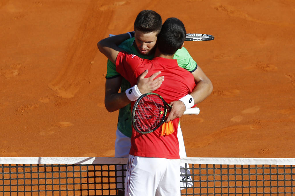Djokovic reconheceu o bom desempenho de Vesely (Foto: Valery Hache/AFP)