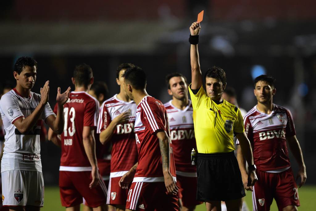O árbitro uruguaio Andrés Cunha atuando durante a partida entre São Paulo FC e River Plate, da Argentina, válida pela quinta rodada do Grupo 1 da Copa Libertadores da América 2016.
