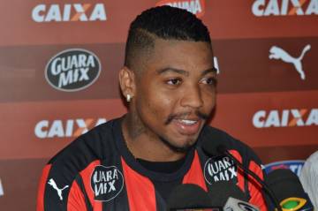 Marinho estava emprestado a Vitória, mas agora permanece em definitivo no clube baiano (Foto: Francisco Galvão/ECV)