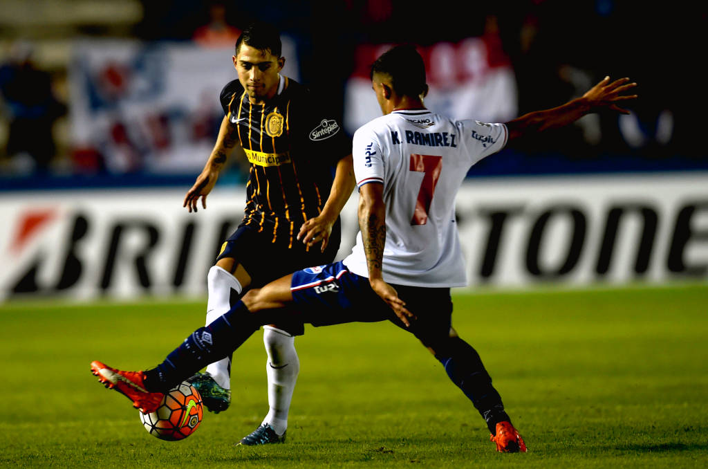 O Rosario venceu por 2 a 0 e ultrapassou o Palmeiras (Foto: MIGUEL ROJO / AFP)