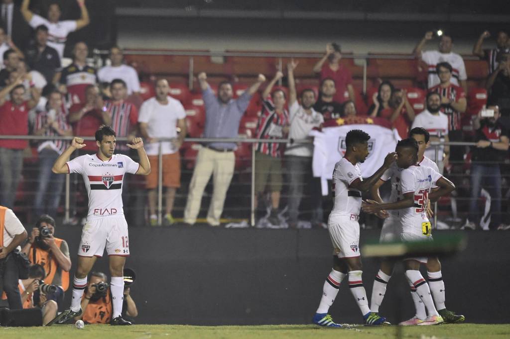 O argentino Calleri, jogador do São Paulo FC, comemora seu gol durante partida contra o River Plate, da Argentina, válida pela quinta rodada do Grupo 1 da Copa Libertadores da América 2016.