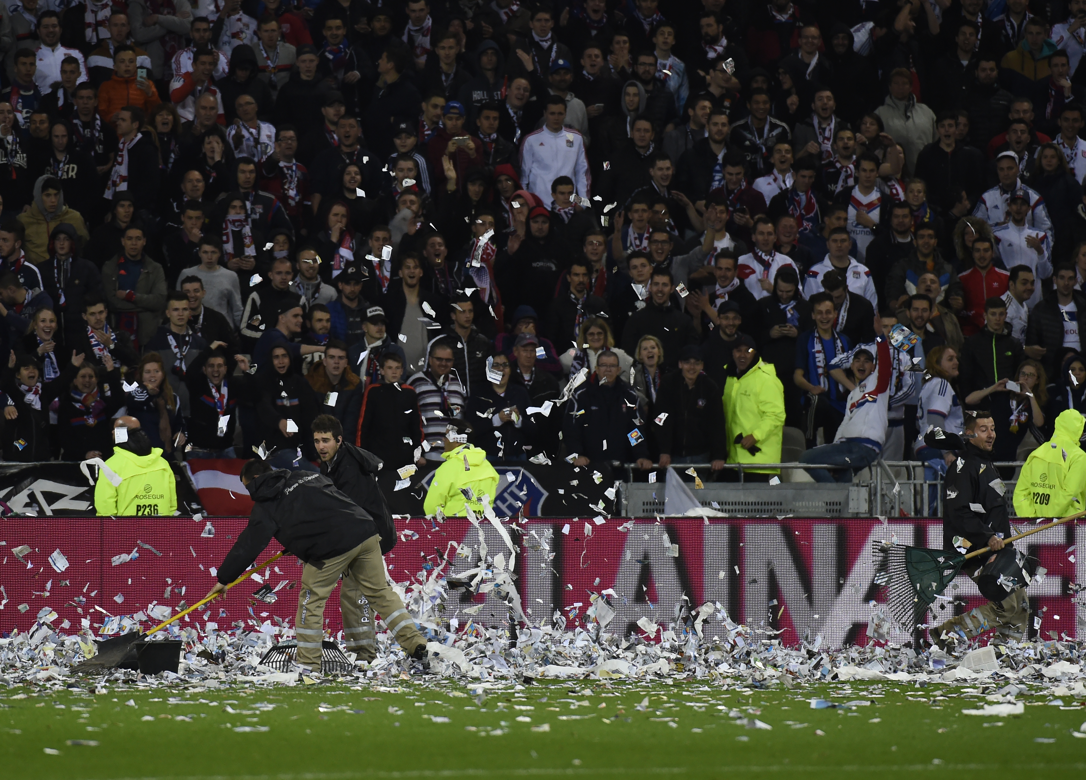 O jogo precisou ser interrompido por cinco minutos para que o papel picado fosse retirado do campo. (Foto: Philippe Desmazes/AFP)