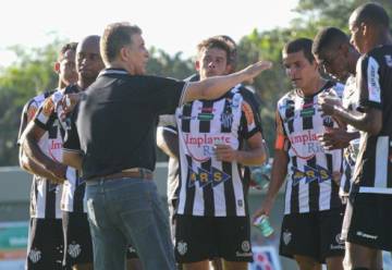 Treinador teve seu vínculo prorrogado até o fim da Série B (Felipe Couri/tupifc.esp.br)