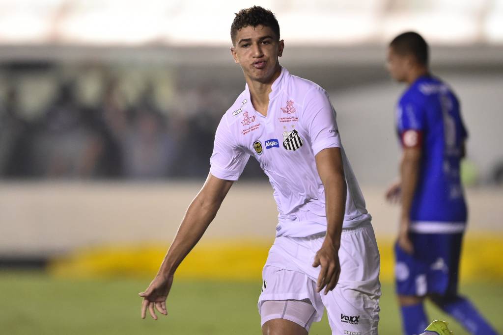 Com os dois gols marcados, Vítor Bueno colocou o Santos na semi do Paulistão (foto: Fernando Dantas/Gazeta Press)