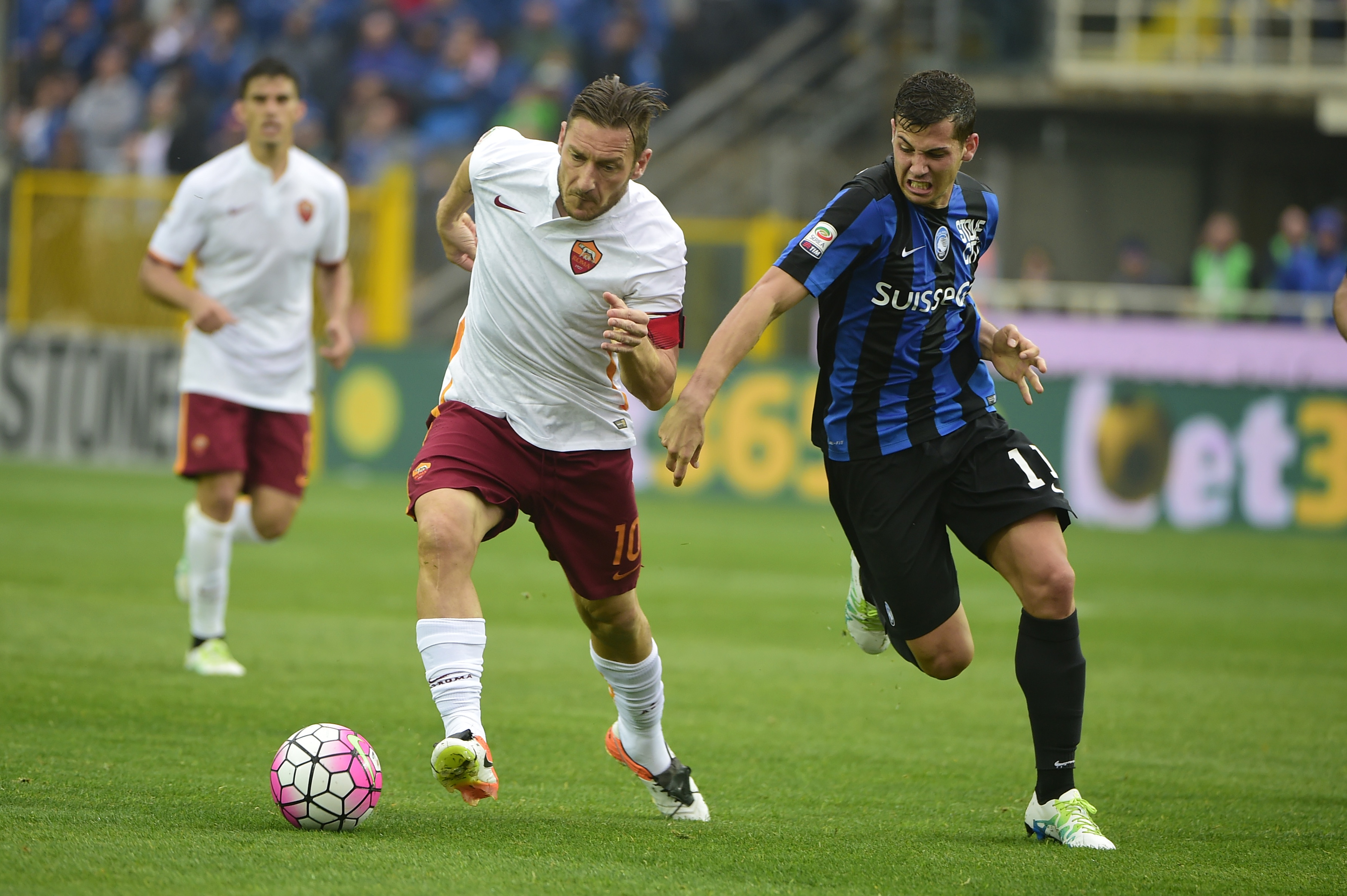 Roma's forward from Italy Francesco Totti fights for the ball with Atalanta's midfielder from Argentina Maximiliano Moralez during the Italian Serie A football match Atalanta vs AS Roma on April 17, 2016 at the Azzuri d'Italia stadium in Bergamo. / AFP PHOTO / OLIVIER MORIN