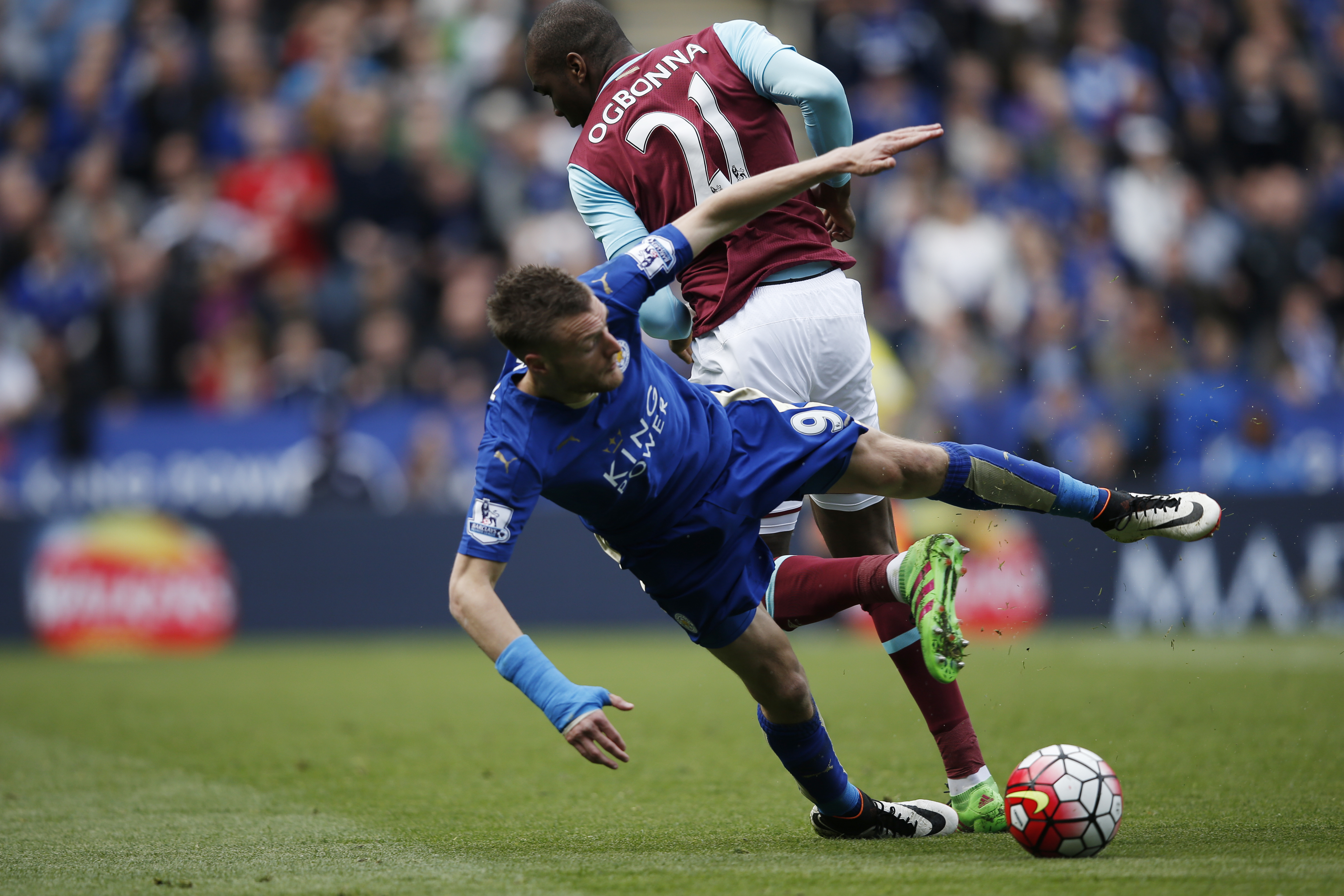 Leicester City's English striker Jamie Vardy (L) goes down in the box under pressure from West Ham United's Italian defender Angelo Ogbonna (R) an incident for which vardy is shown his second yellow card for simulation and sent off during the English Premier League football match between Leicester City and West Ham United at King Power Stadium in Leicester, central England on April 17, 2016. / AFP PHOTO / ADRIAN DENNIS / RESTRICTED TO EDITORIAL USE. No use with unauthorized audio, video, data, fixture lists, club/league logos or 'live' services. Online in-match use limited to 75 images, no video emulation. No use in betting, games or single club/league/player publications. /
