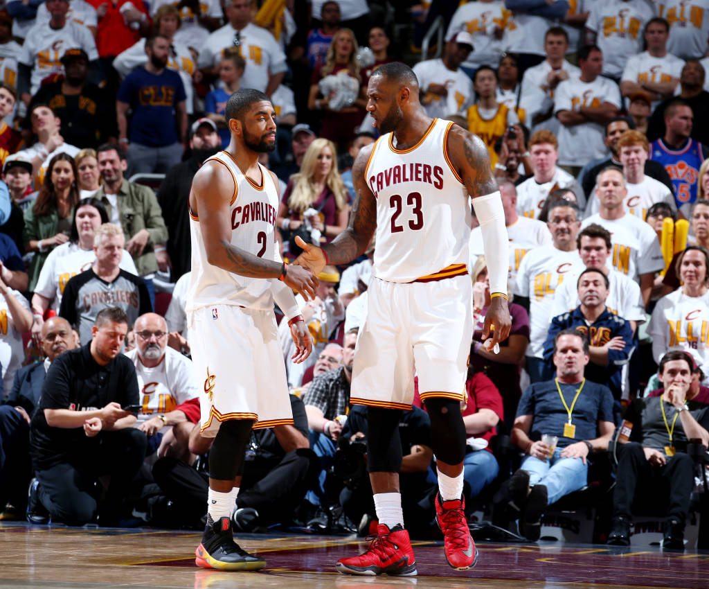 LeBron e Irving se destacaram na vitória dos Cavs (Foto: Nathaniel S. Bulter/AFP)