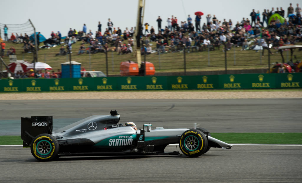 Piloto britânico Lewis Hamilton sofreu no Grande Prêmio da China (Foto: Johannes Eisele/AFP)