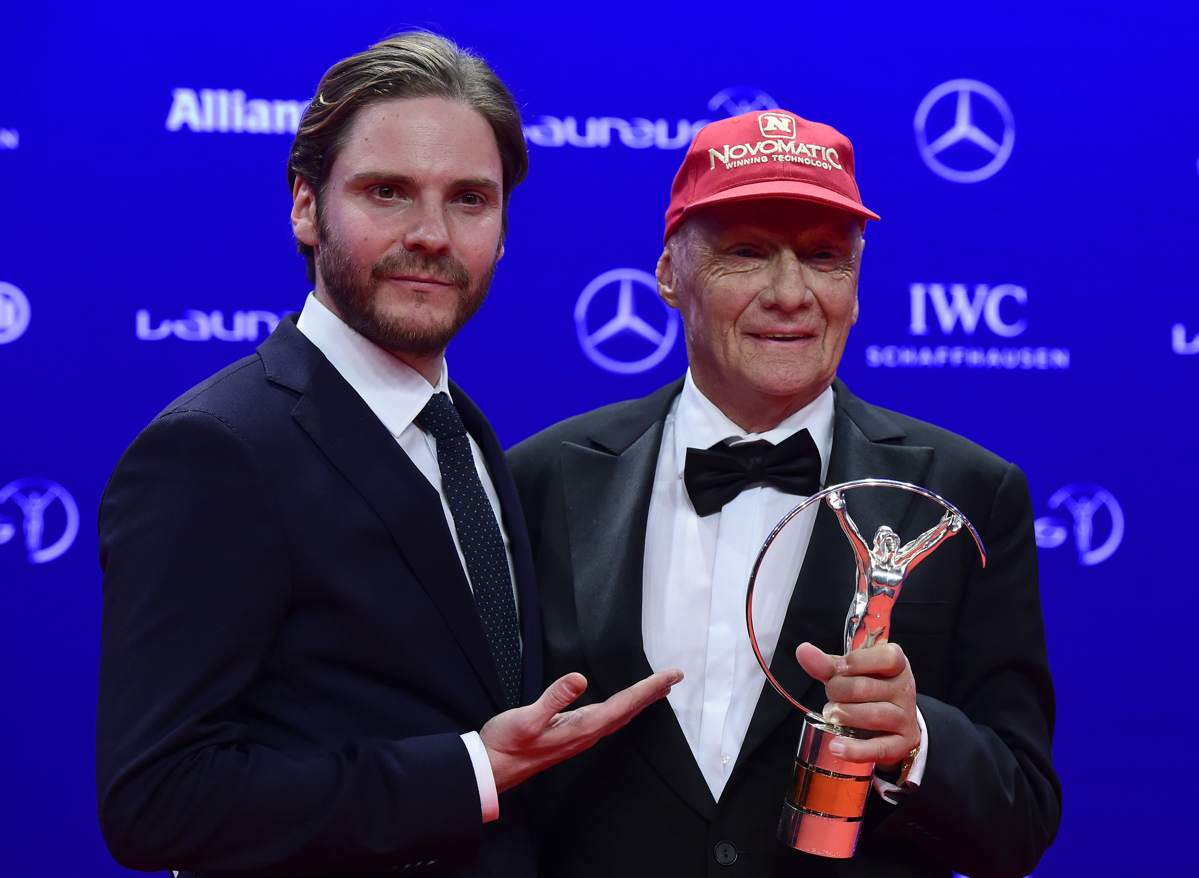 Niki Lauda recebeu o troféu das mãos de Daniel Bruehl, ator que interpretou o piloto no filme Rush, de 2013 (TOBIAS SCHWARZ/AFP)