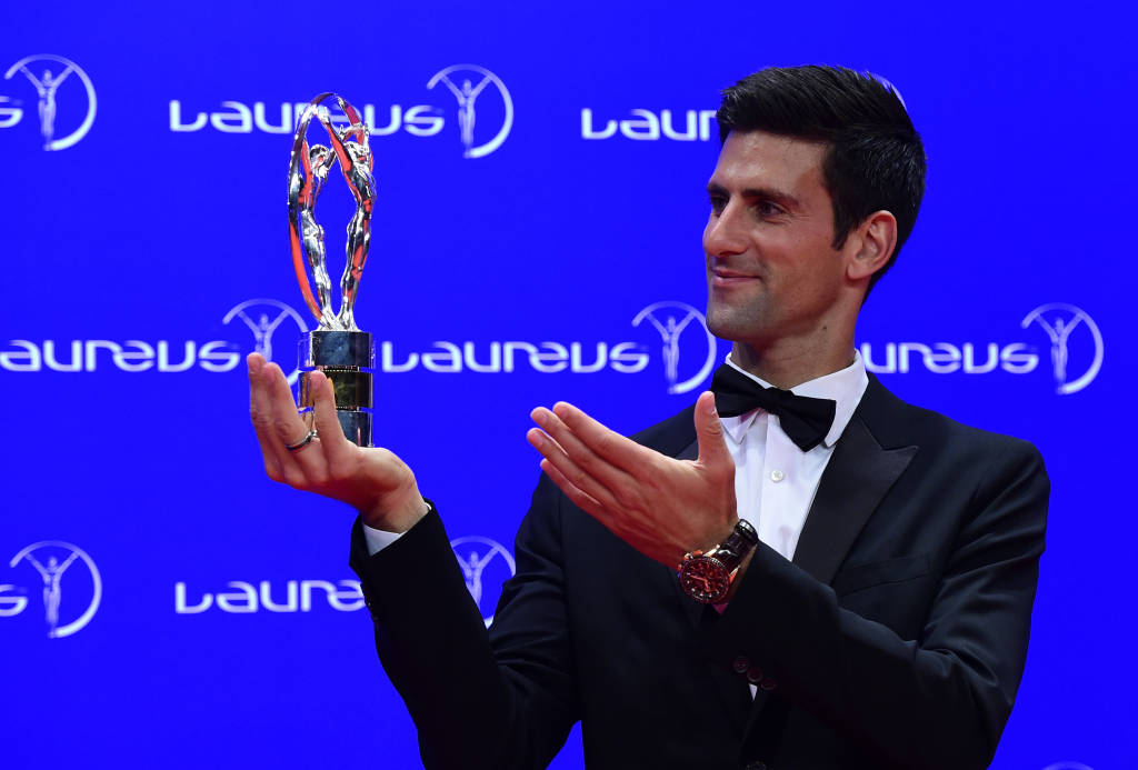 Djokovic celebra o terceiro Prêmio Laureus (Foto: Tobias Schwarz/AFP)