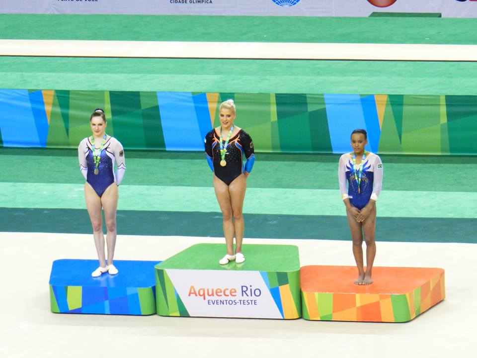 Rebeca Andrade, à direita da foto, levou o bronze (Foto: Divulgação/CBG)