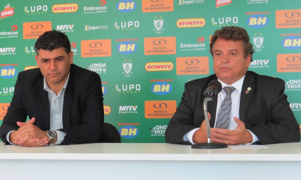 Dirigente foi apresentado pelo presidente do Coelho, Alencar da Silveira Júnior (dir.) (Carlos Cruz/AFC)
