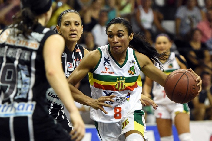 Iziane foi o destaque da partida com 32 pontos (Foto: Gaspar Nóbrega/Inovafoto)