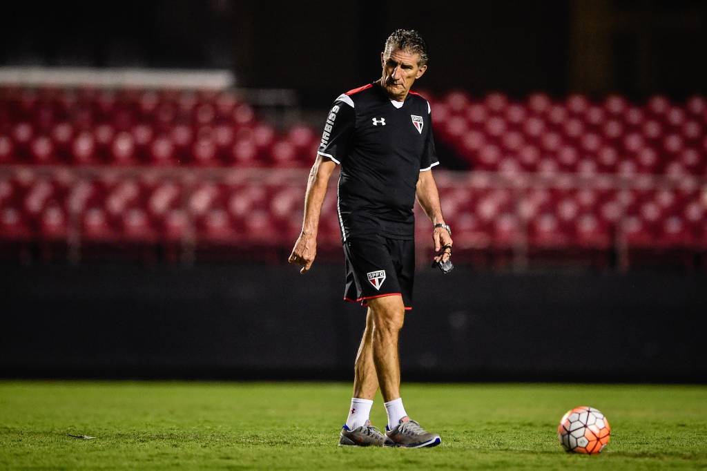 Edgardo Bauza, técnico argentino do São Paulo FC, durante treino no Estádio Cícero Pompeu de Toledo (Morumbi), na Zona Sul da capital paulista.