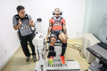 Sem jogar desde o ano passado, Carlos Eduardo teve condição física elogiada no Galo (Bruno Cantini/CAM)
