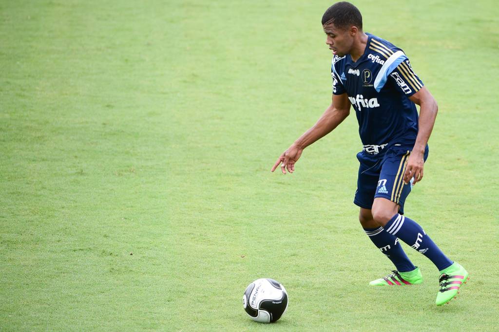 Lateral direito Lucas Taylor defenderá o Criciúma por empréstimo (Foto: Djalma Vassão/Gazeta Press)