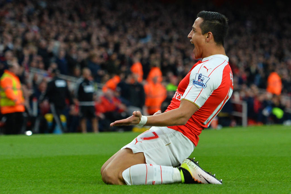Alexis Sánchez brilha, marca duas vezes e garante a vitória ao Arsenal (Foto: Glyn Kirk/AFP) 