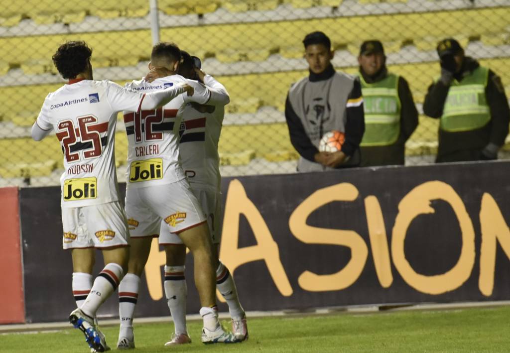 Jonathan Calleri (C), of Brazil's Sao Paulo, celebrates with teammates after scoring against Bolivia's The Strongest during their Copa Libertadores football match at Hernando Siles stadium, in La Paz Bolivia, on April 21, 2016. / AFP PHOTO / AIZAR RALDES