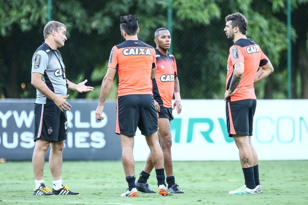 No sábado, Galo entrará em campo com um trio ofensivo formado por Dátolo, Robinho e Pratto (Bruno Cantini/CAM)