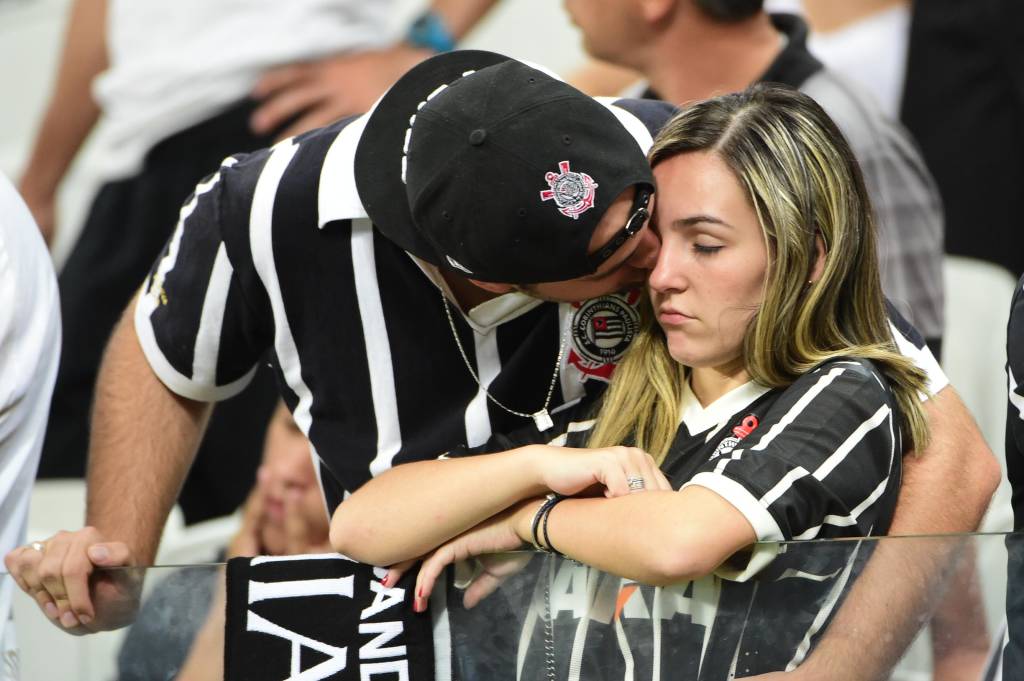 Torcedores corintianos deixaram o estádio de Itaquera abatidos (Foto: Djalma Vassão/Gazeta Press)