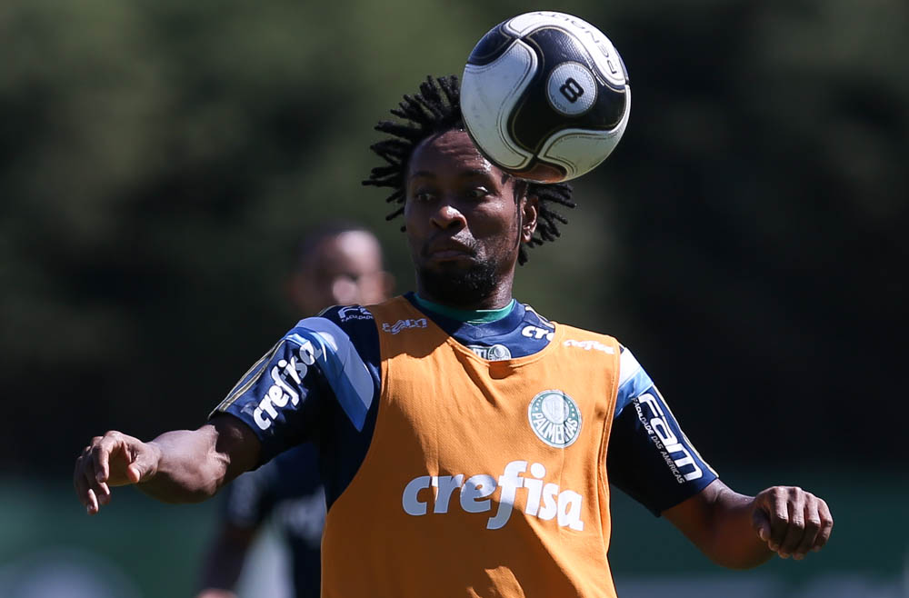 Veterano Zé Roberto pode começar como titular na Vila Belmiro (Foto: Fernando Dantas/Gazeta Press)