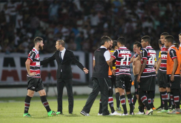 Milton Mendes prefere valorizar elenco que tem em mãos a conjecturar reforços (Foto:Divulgação/Santa Cruz)