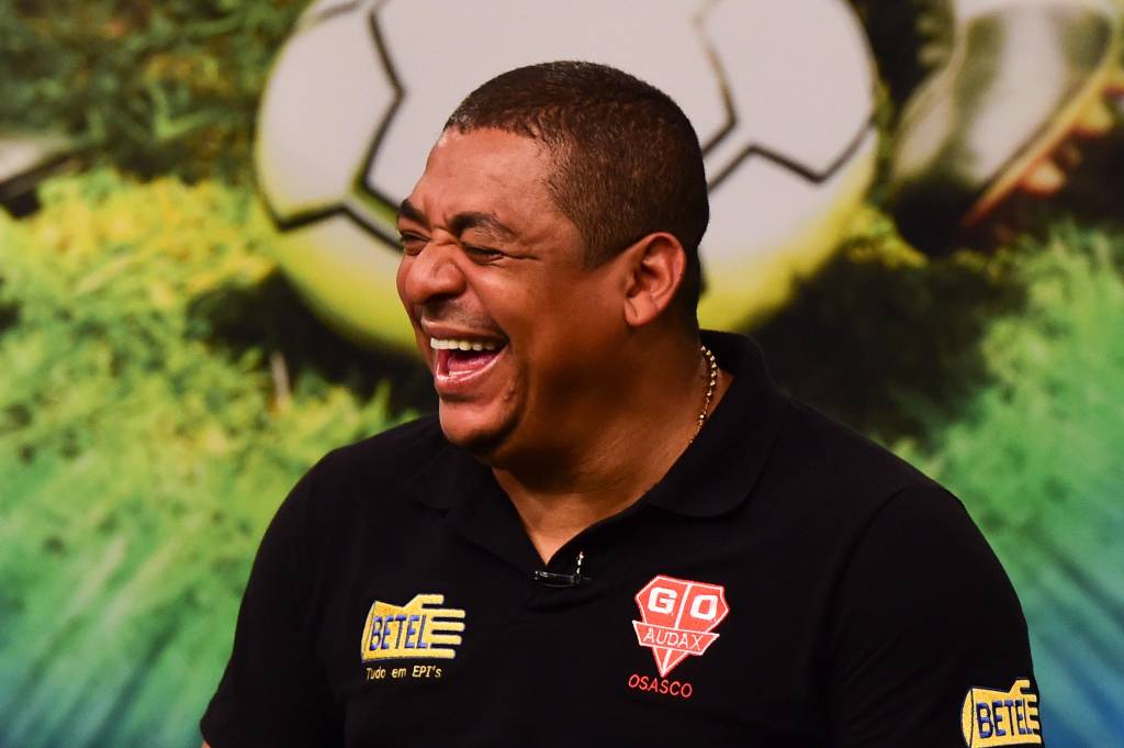 Feliz com o Audax, Vampeta encontrou o amigo Edílson na TV Gazeta (foto: Djalma Vassão/Gazeta Press)
