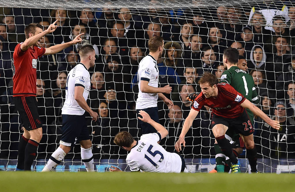 Spurs empatam em casa e deixam os Foxes mais próximos do título inglês (Foto: Ben Stansall/ AFP) 