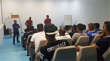 Deivid se despediu dos jogadores nesta terça (Cruzeiro/Divulgação)