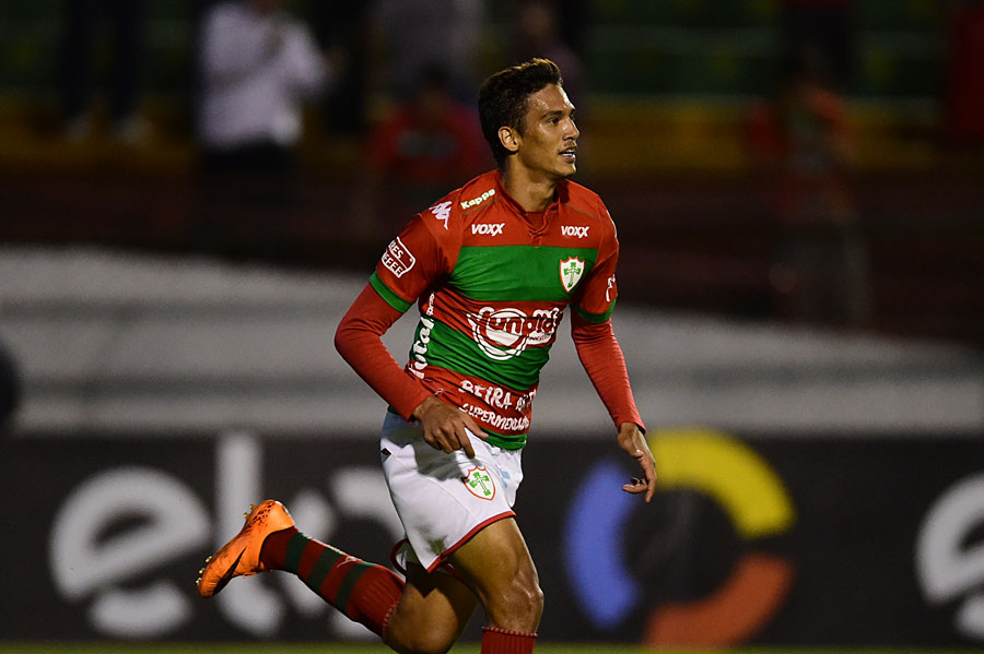Lusa jogou com um jogador a mais praticamente todo o segundo tempo (Foto: Djalma Vassao/Gazeta Press)