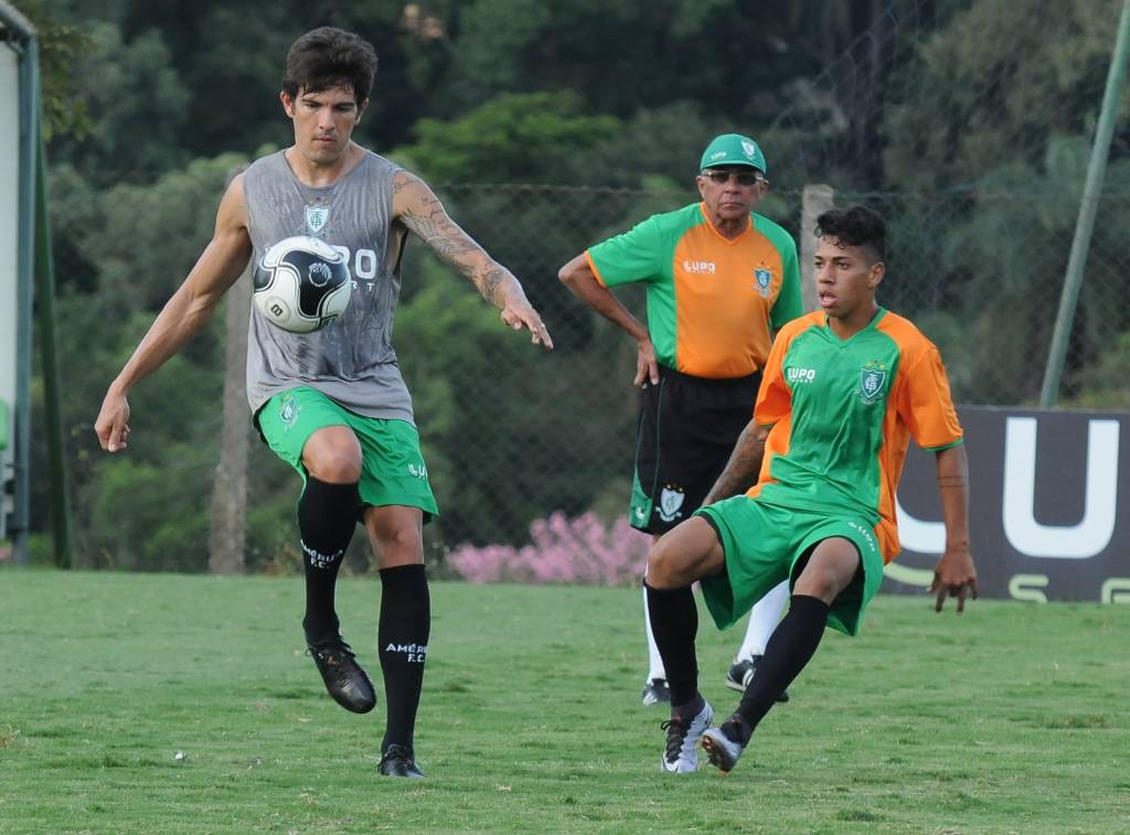 Zagueiro Alison é um dos titulares mantidos na equipe (Carlos Cruz/AFC)