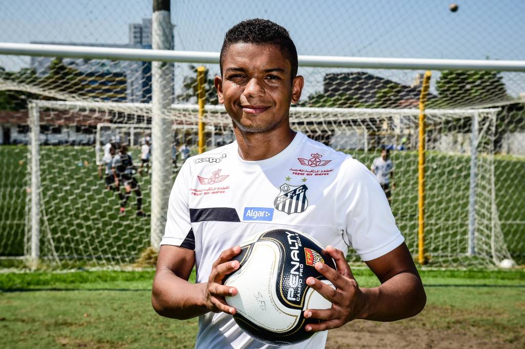 David Braz acredita em uma nova postura do Santos jogando na Vila Belmiro (Foto: Gazeta Press)