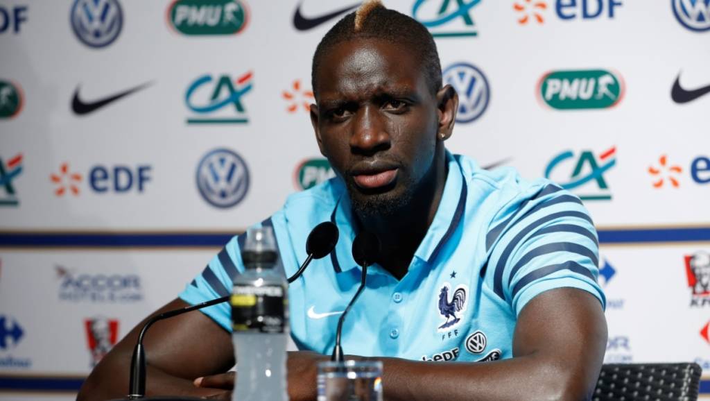 O zagueiro Mamadou Sakho foi flagrado no antidoping e pode ficar fora da Eurocopa 2016 (Foto: AFP)
