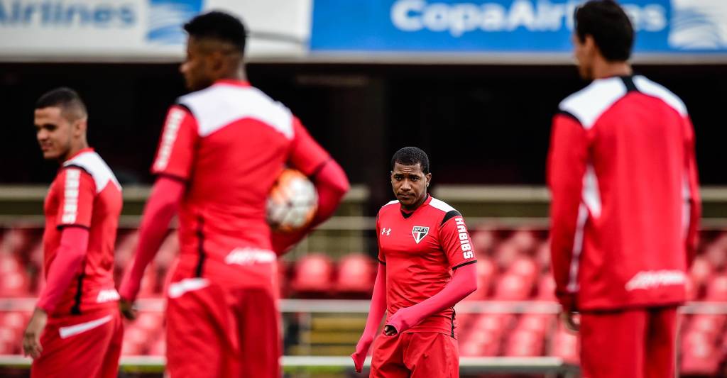 Wilder Guisao (C), jogador colombiano do São Paulo FC, durante treino no Estádio Cícero Pompeu de Toledo (Morumbi), na Zona Sul da capital paulista.