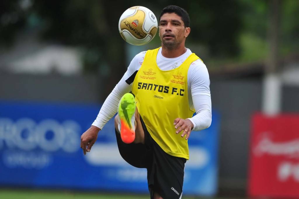 Renato e todos os jogadores do Peixe treinaram com a bola especial da final do Paulistão nesta setxa-feira (Foto: Ivan Storti)