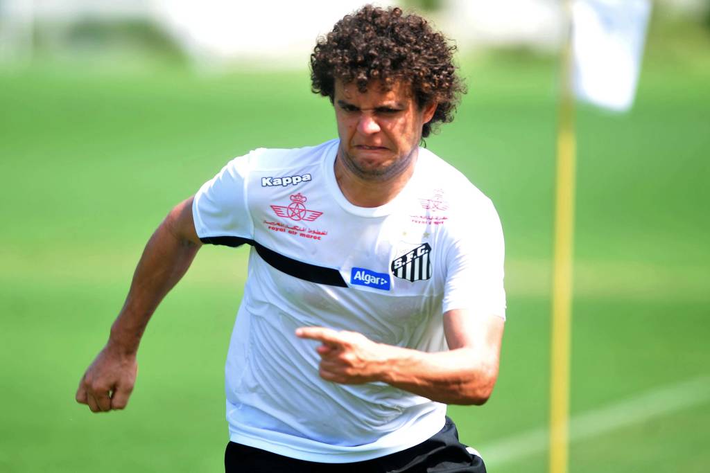 Victor Ferraz vem se destacado no Santos e ouvindo cada vez mais comentários de que merece uma vaga na Seleção (Foto: Ivan Storti)
