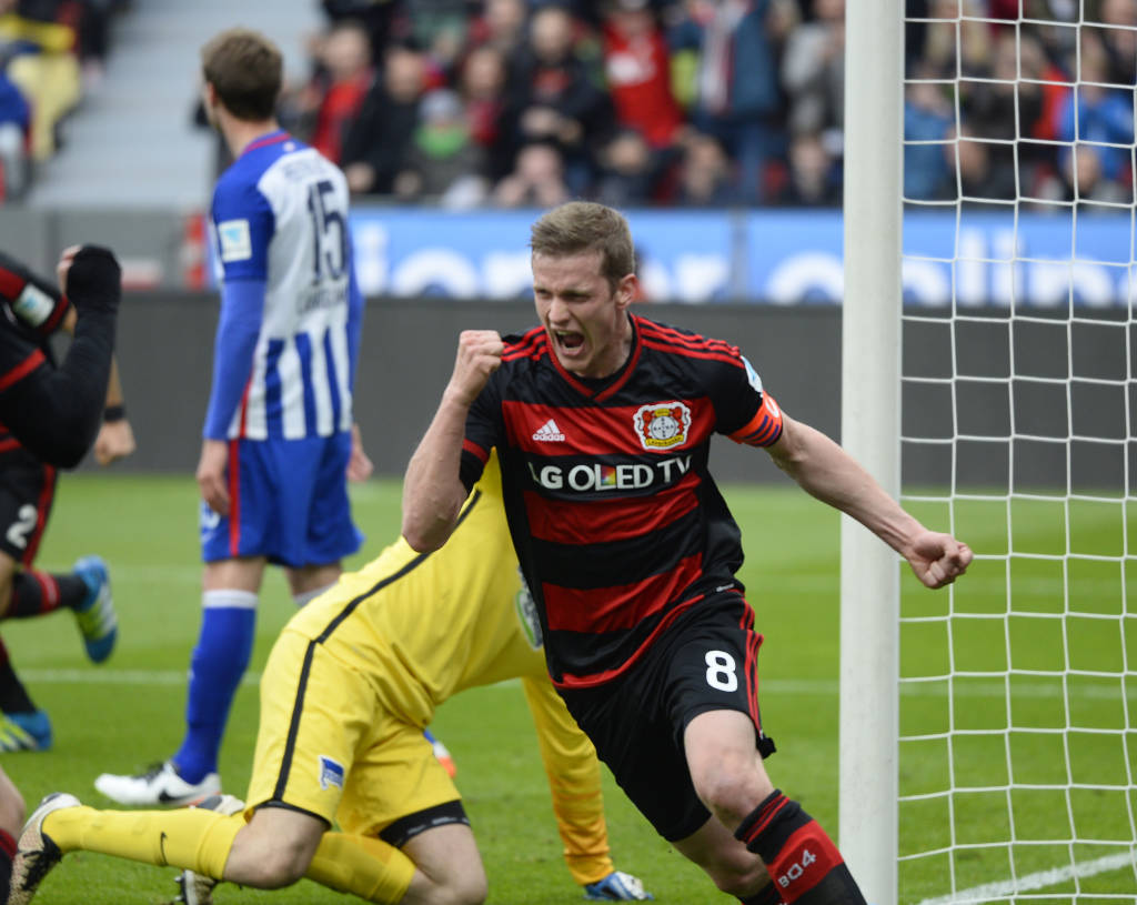 Lars Bender marcou o segundo do Bayer Leverkusen, que garantiu a terceira colocação no Campeonato Alemão (Foto: Roberto Pfeil/AFP)
