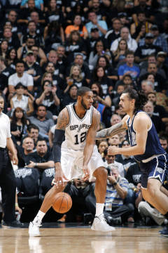 LaMarcus Aldridge foi o grande destaque da partida (Foto: Chris Covatta/AFP)