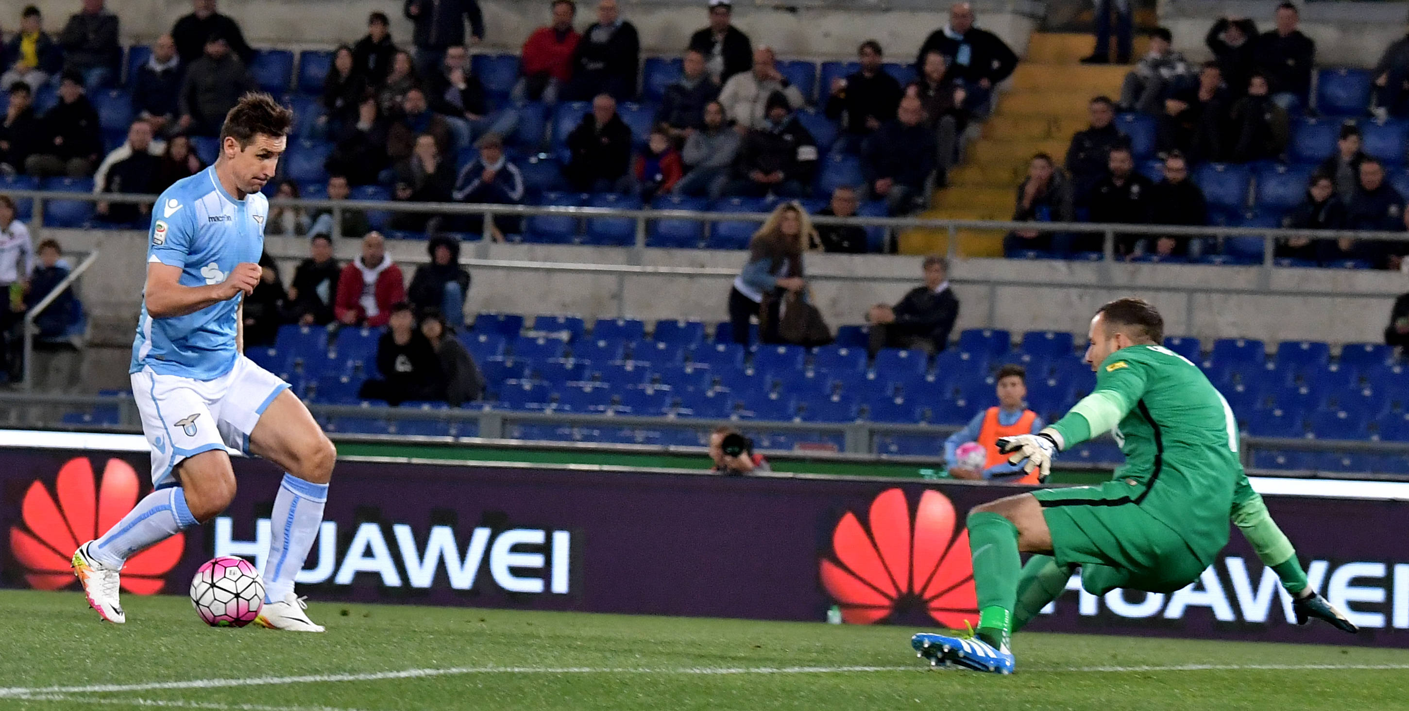 Miroslav Klose marcou o único gol da partida no Stadio Olimpico (Foto: AFP/Tizana Fabi