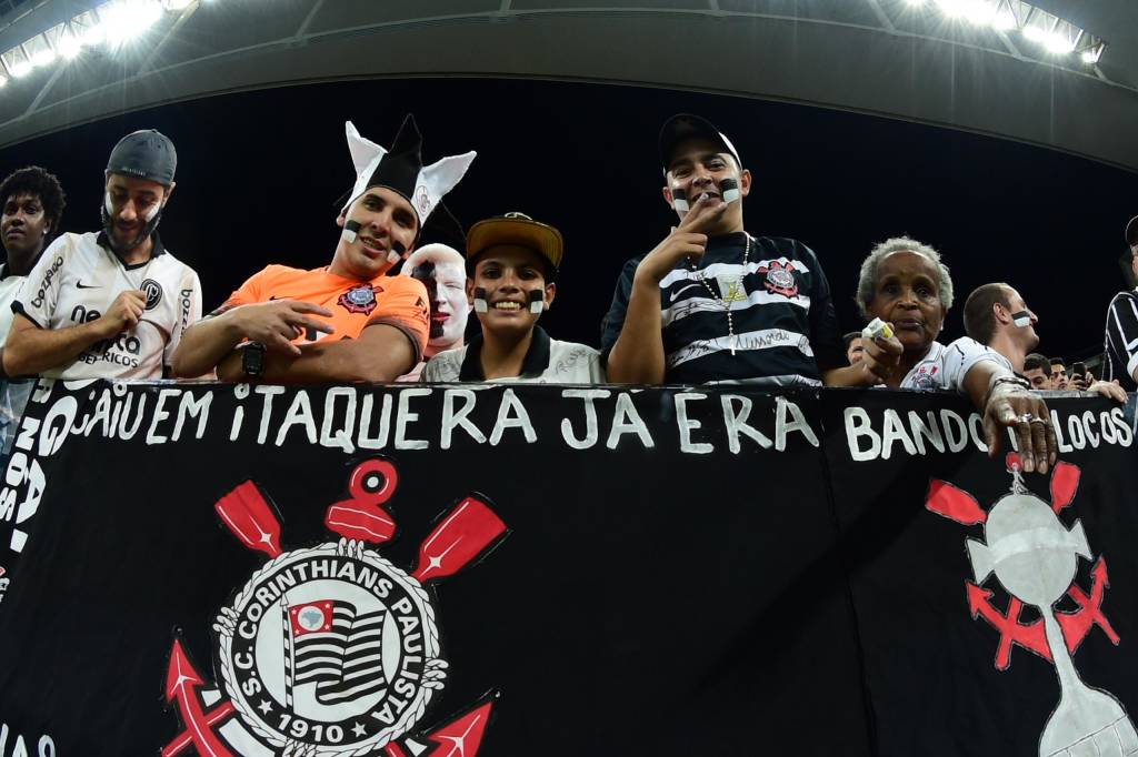 Fiel esgotou os 42 mil ingressos para o confronto com o Nacional, pela Libertadores (Foto: Djalma Vassão/Gazeta Press)
