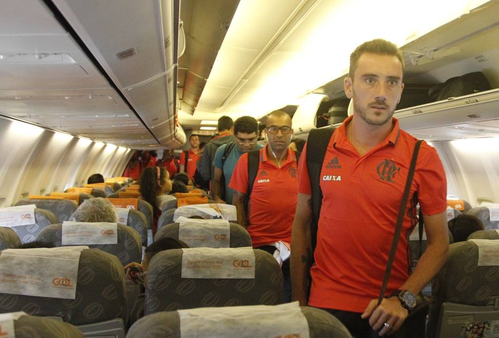 Jogadores do Flamengo desembarcam em Fortaleza para jogo da segunda fase da Copa do Brasil (Foto: Gilvan de Souza/ Flamengo)